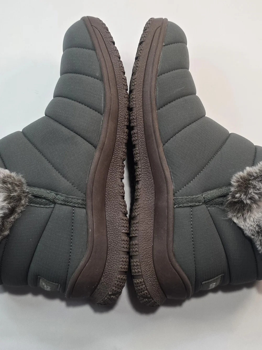 Minnetonka Women’s Faux Fur Winter Ankle Boots – Size 6M